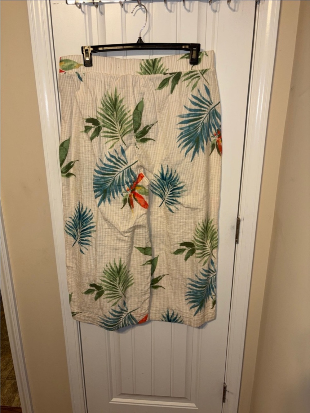 NWOT Chico's Beige Tropical-Print Men's Hybrid Shorts with Green and Blue Leaves